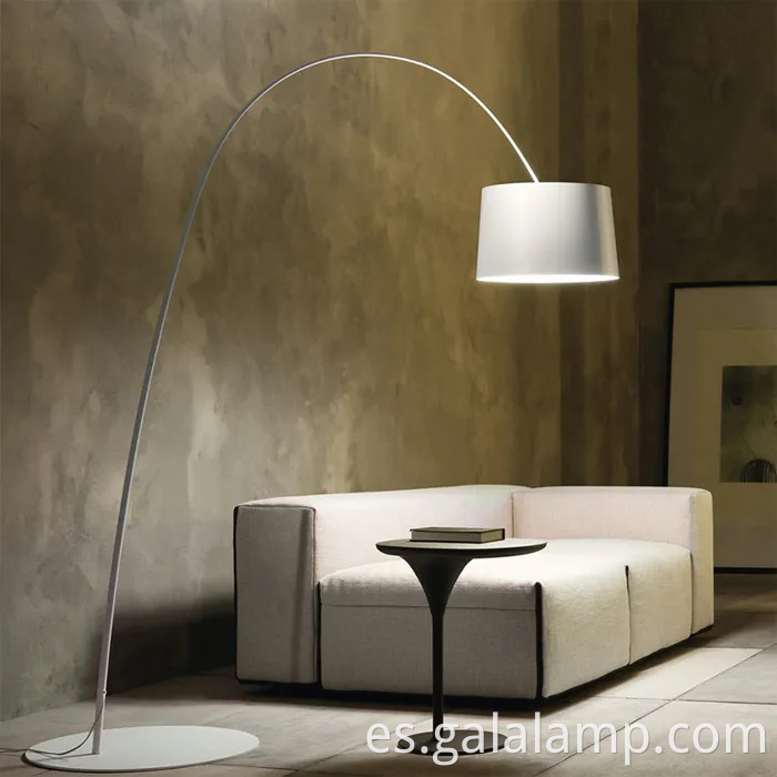 Elegante lámpara de piso de arco para espacios de vida contemporáneos